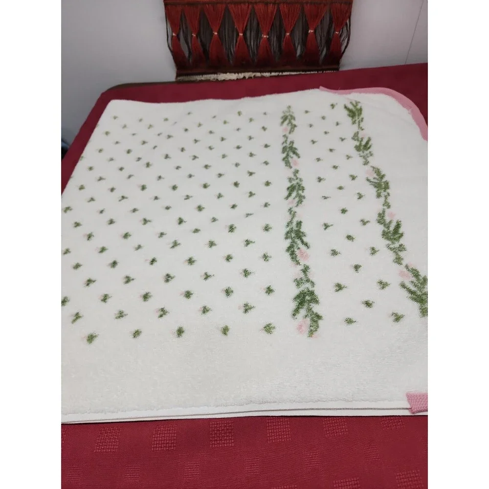 Vintage Laura Ashley By J.P. Stevens Bath Towel Floral Motif Pink Scalloped Edge